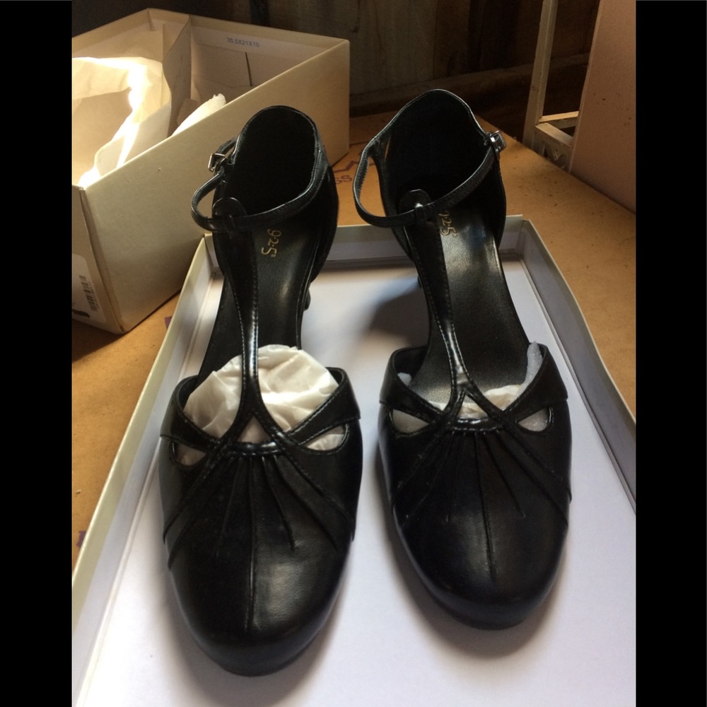2” heel black t-strap shoe. New by 9•2•5